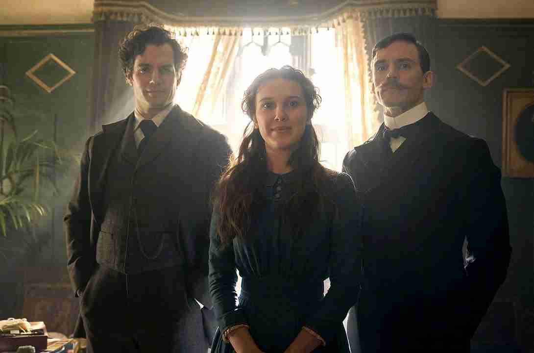 Millie Bobby Brown, Henry Cavill e Sam Clafin in Enola Holmes