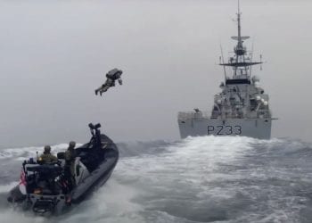 Jetpack per gli assalti contro i pirati, il video della British Royal Navy