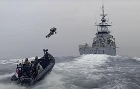 Jetpack per gli assalti contro i pirati, il video della British Royal Navy