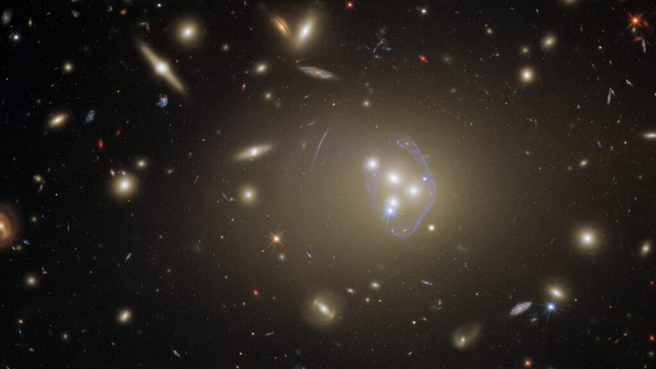 Hubble: l’immagine dell’ammasso di galassie Abell 3827