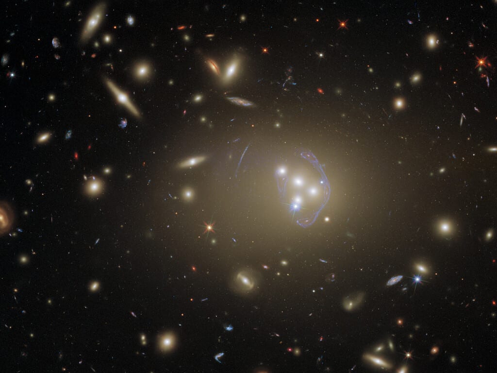 Hubble: l’immagine dell’ammasso di galassie Abell 3827