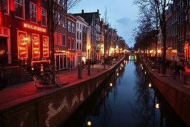 Il quartiere a luci rosse di Amsterdam potrebbe spostarsi in un “palazzo erotico”