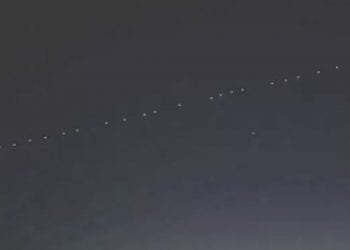 Starlink, colonna di luci nel cielo: panico UFO in Italia, ma sono i satelliti di Elon Musk