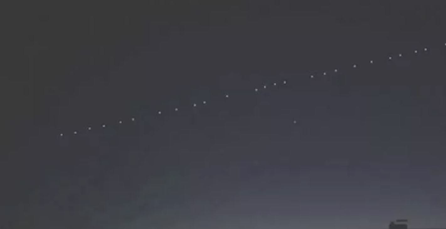 Starlink, colonna di luci nel cielo: panico UFO in Italia, ma sono i satelliti di Elon Musk