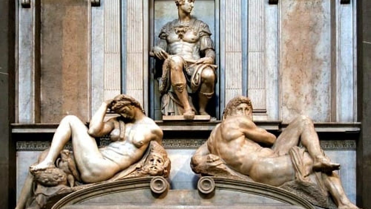 I batteri vengono usati per pulire le statue di tutta Italia