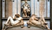I batteri vengono usati per pulire le statue di tutta Italia