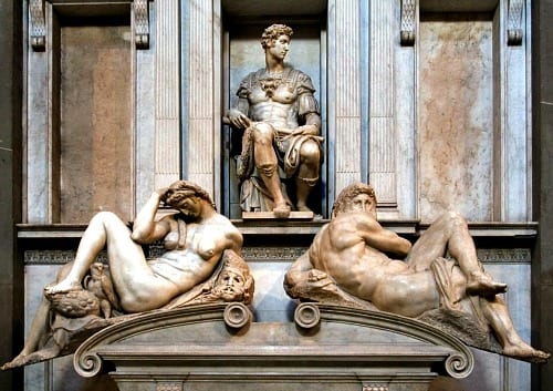 I batteri vengono usati per pulire le statue di tutta Italia