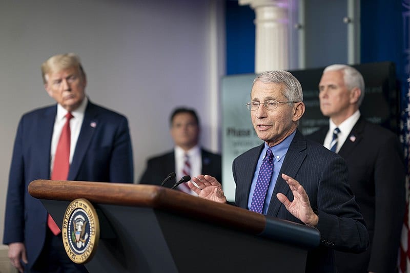 Anthony Fauci è al centro di una shitstorm complottista