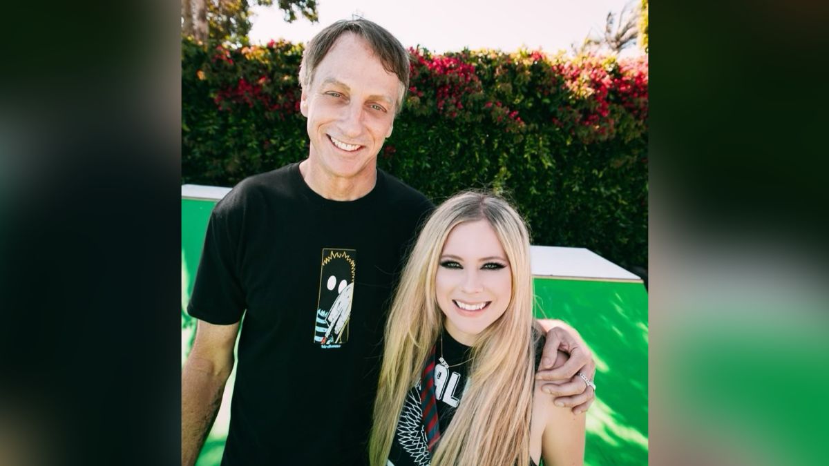 Avril Lavigne si lancia su TikTok in un video con Tony Hawk