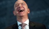 Jeff Bezos: "darò tutto in beneficenza". Ma Amazon annuncia il licenziamento 10.000 dipendenti