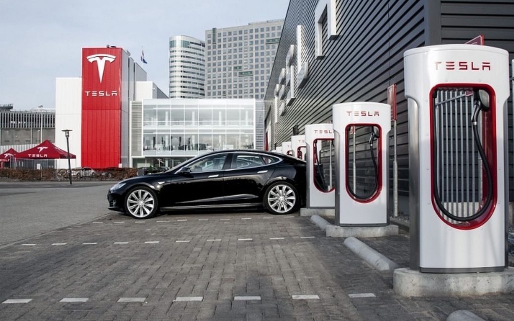 Starlink arriva nei Supercharger di Tesla: internet satellitare mentre si ricarica l’auto