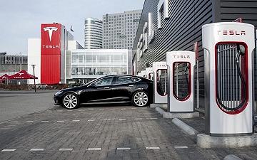 Tesla festeggia i 10 anni di Supercharger in Europa: ricariche gratis per tutti gli EV