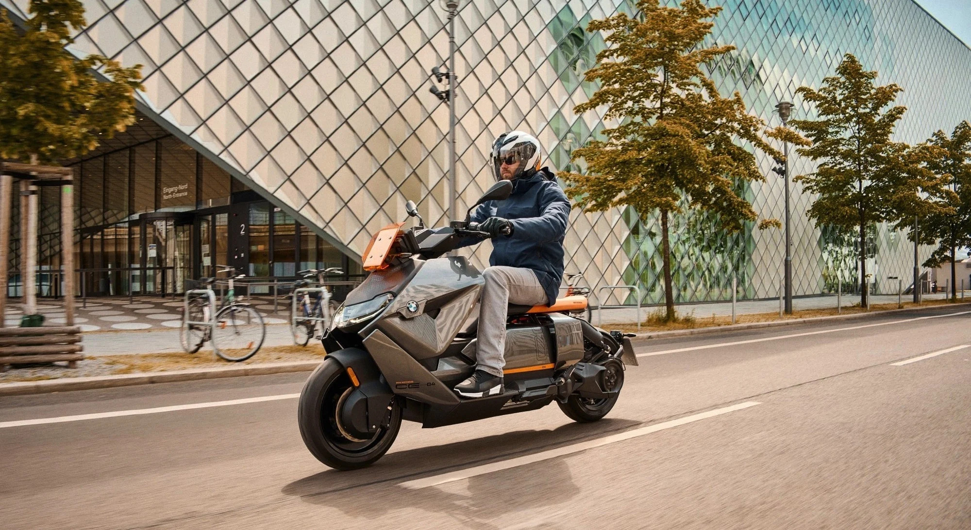 BMW: mostrato lo scooter elettrico dal design futuristico