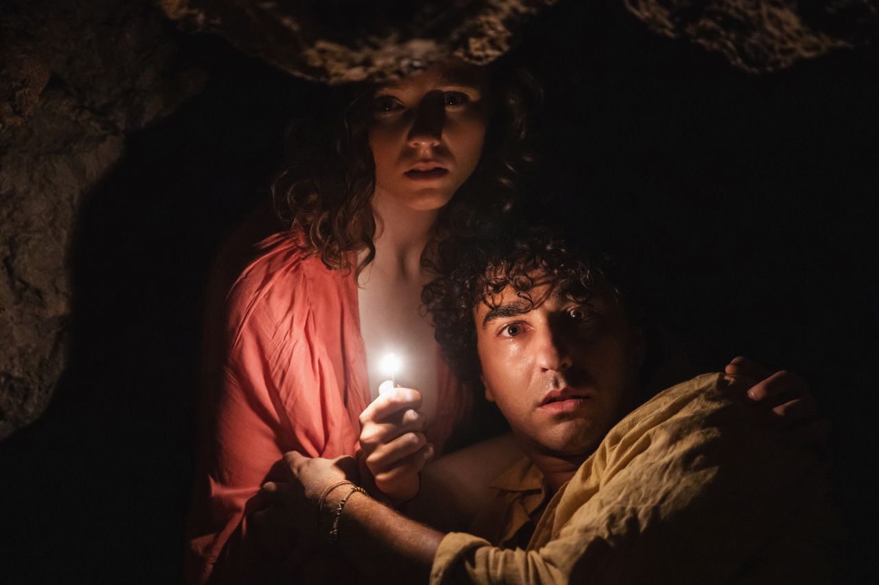 OLD: le foto e una featurette ufficiale sulla visione autoriale di M. Night Shyamalan