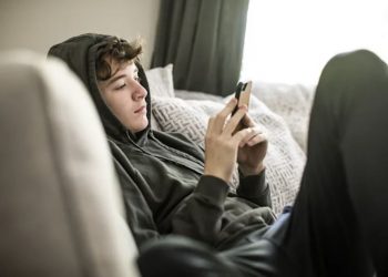 Aumenta il senso di solitudine tra gli adolescenti, potrebbe esserci correlazione con smartphone