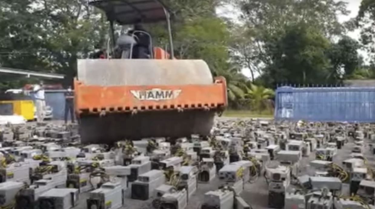 Criptovalute: la distruzione di massa di oltre 1000 mining rig, il video ‘agghiacciante’