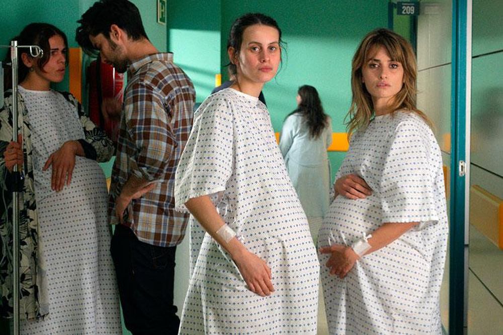Madres paralelas: Instagram censura il poster, ma poi si scusa