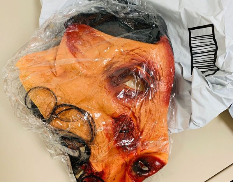 eBay: scarafaggi vivi e maschere da maiale a casa, l’assurda campagna di intimidazioni contro due giornalisti