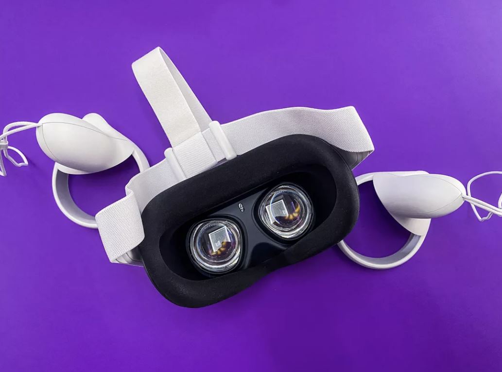 Oculus Quest 2, Facebook sospende le vendite: “il visore irrita la pelle”