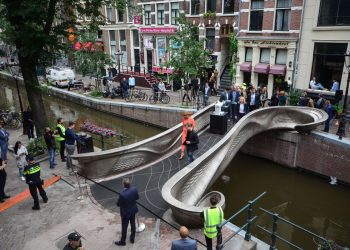 Il primo ponte in acciaio stampato in 3D è stato inaugurato ad Amsterdam