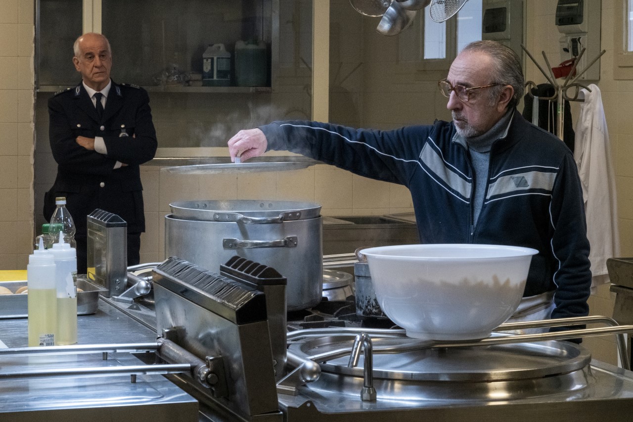 Ariaferma:  il film con Toni Servillo e Silvio Orlando arriverà fuori concorso a Venezia 78