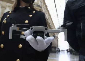 Aziona il drone in Piazza Duomo a Milano, multa da 34.000 euro per un turista
