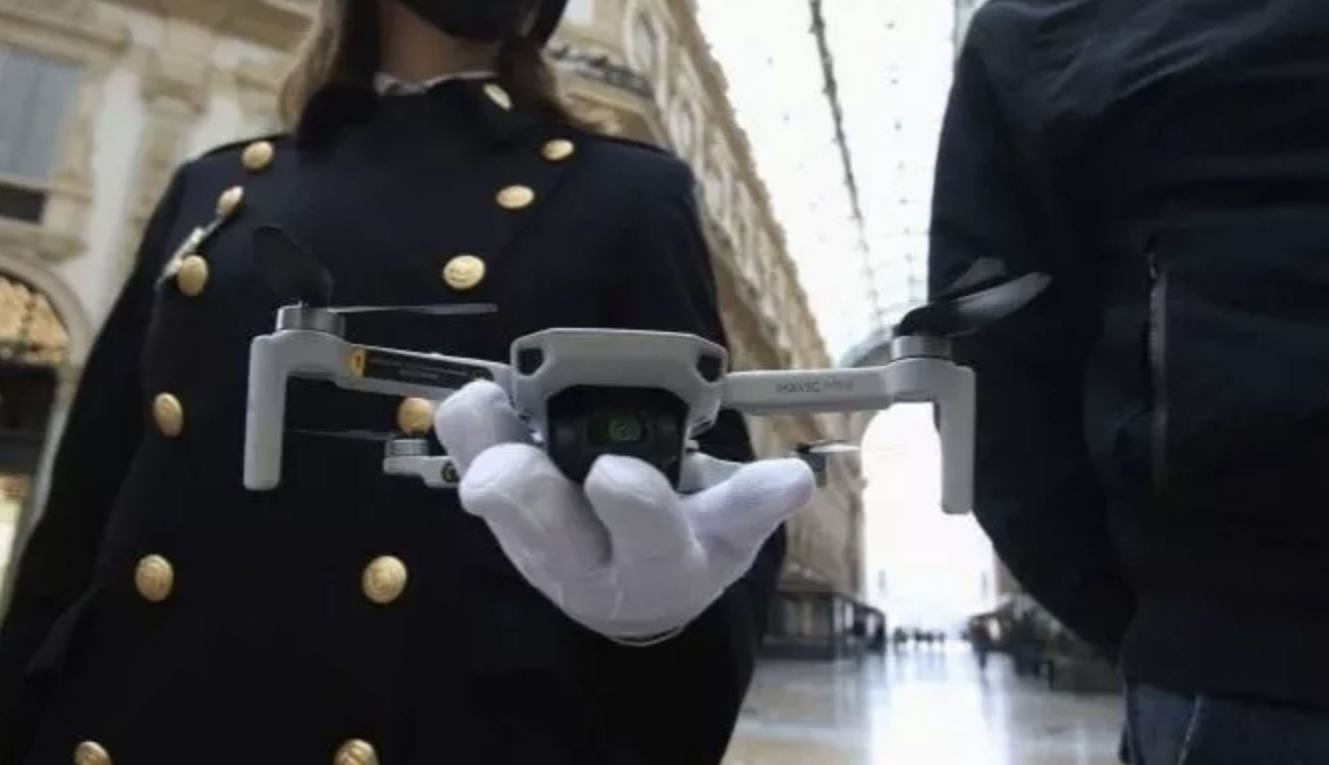 Aziona il drone in Piazza Duomo a Milano, multa da 34.000 euro per un turista