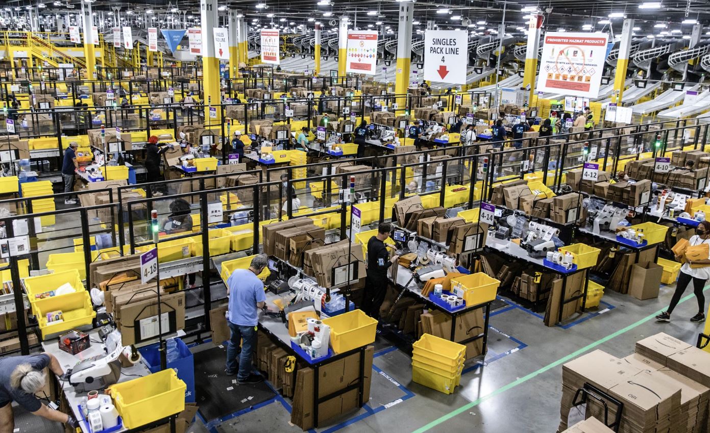 Amazon dà lavoro a quasi 1 milione di persone solamente negli USA, è il secondo datore di lavoro più grande