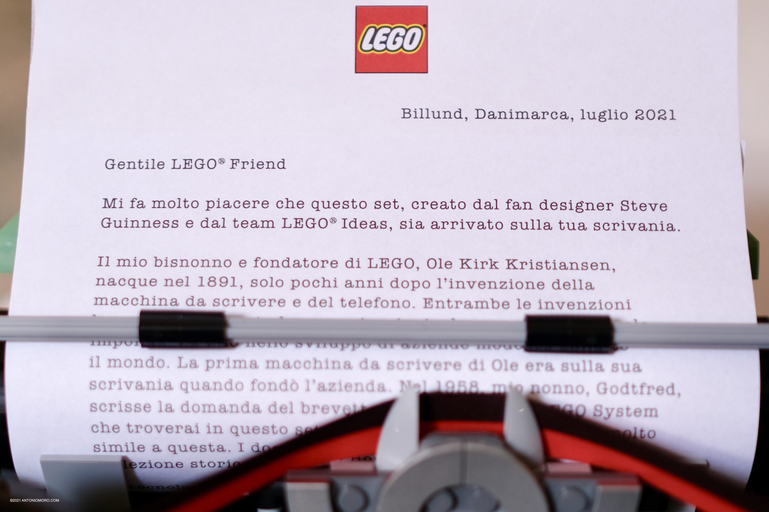 La macchina da scrivere Lego è un capolavoro: si monta e scrive