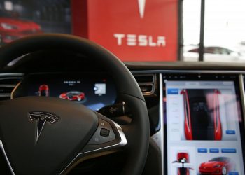 Tesla con 1.000 km di autonomia, parla Elon Musk: "I modelli sarebbero peggiori"