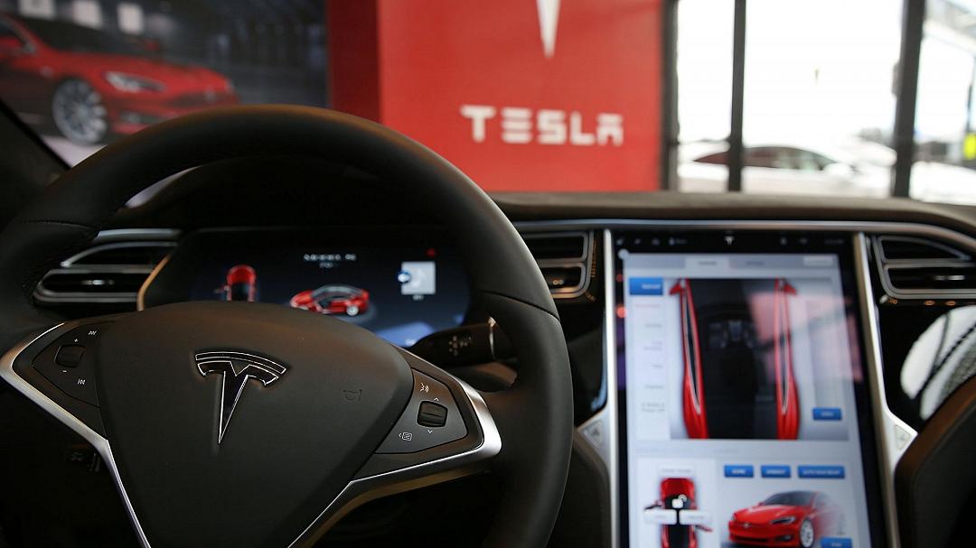 Tesla con 1.000 km di autonomia, parla Elon Musk: “I modelli sarebbero peggiori”