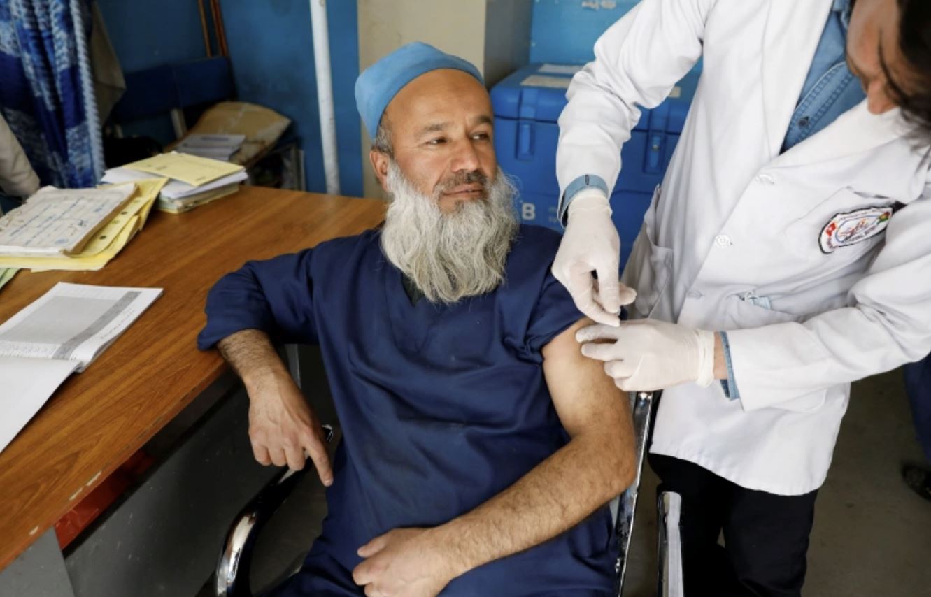 Afghanistan, i talebani intimano lo stop alle vaccinazioni per il Covid-19