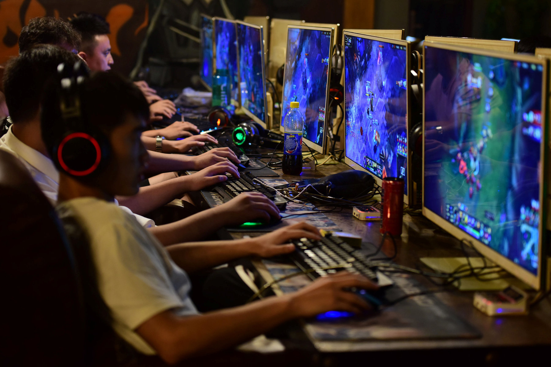 Cina: “i videogiochi sono droga elettronica”, Tencent crolla in borsa
