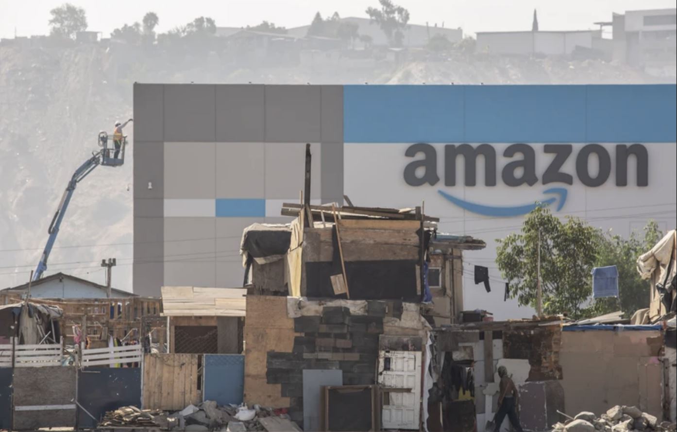 Amazon ha costruito un colossale magazzino davanti ad una baraccopoli del Messico
