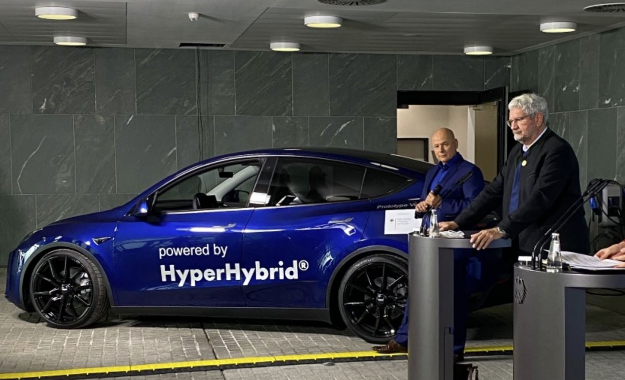 Una Tesla Model Y è stata modificata per usare il metanolo come carburante