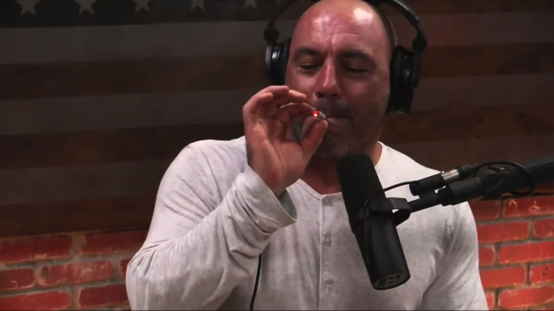 Spotify ha pagato  200 milioni di dollari per avere Joe Rogan