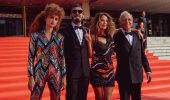 Official Competition, la recensione: la vera sorpresa di Venezia conquista, diverte e critica il cinema