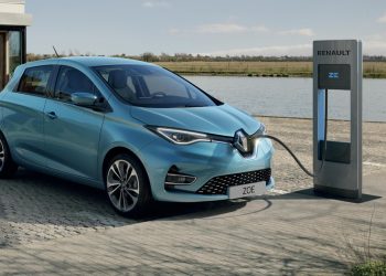 Renault contro lo stop alla vendita di auto a motore endotermico: "combatteremo, ibride almeno fino al 2040"