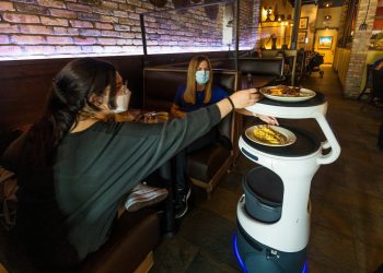 Mancano i dipendenti, sempre più ristoranti americani scelgono i robot