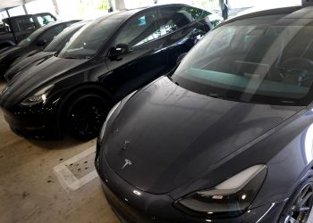 Uber: 50.000 autisti potranno usare le macchine elettriche Tesla