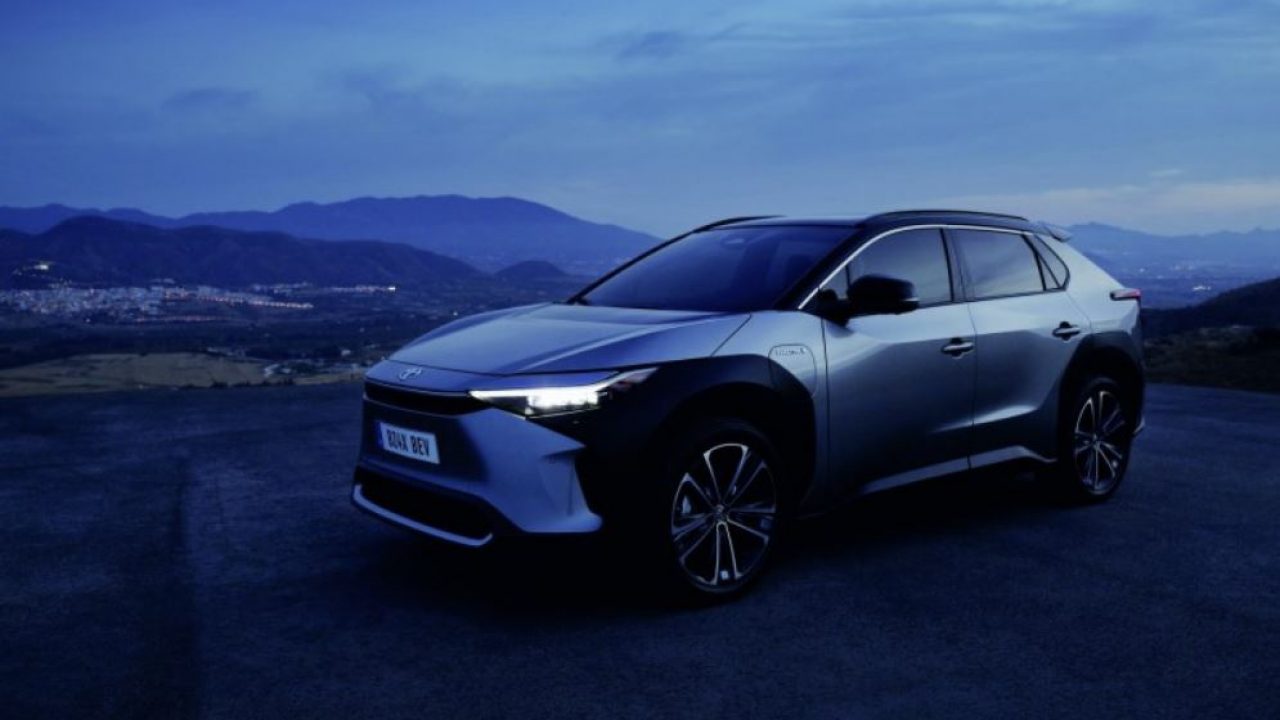 Toyota richiama 2.700 bZ4X. Un difetto del mozzo compromette la sicurezza del SUV elettrico