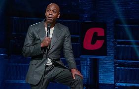 Dave Chappelle sotto accusa, la dipendente: “The Closer è transfobico” e Netflix la licenzia