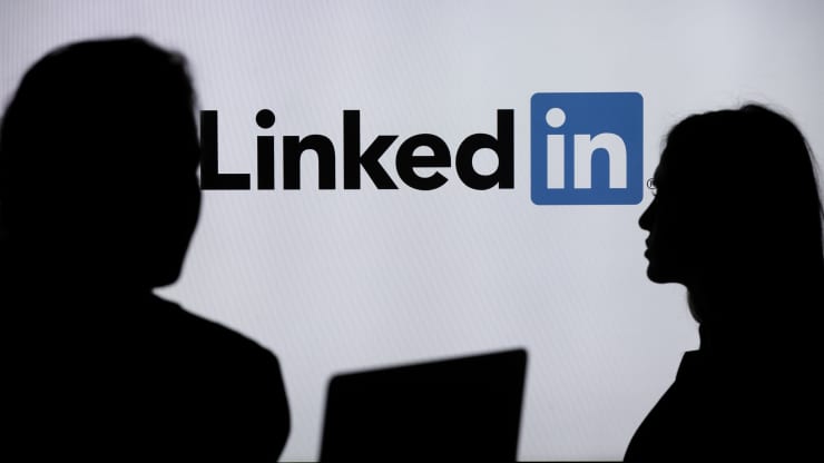 LinkedIn presenta le IA che scrivono i curriculum e le descrizioni delle offerte di lavoro al posto tuo