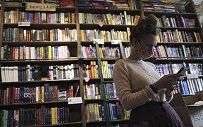 Amazon non potrà più spedire i libri gratis, la proposta della Francia per rendere le librerie più convenienti dell’online