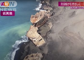 L'attività di un vulcano ha portato a galla una nave giapponese della seconda guerra mondiale