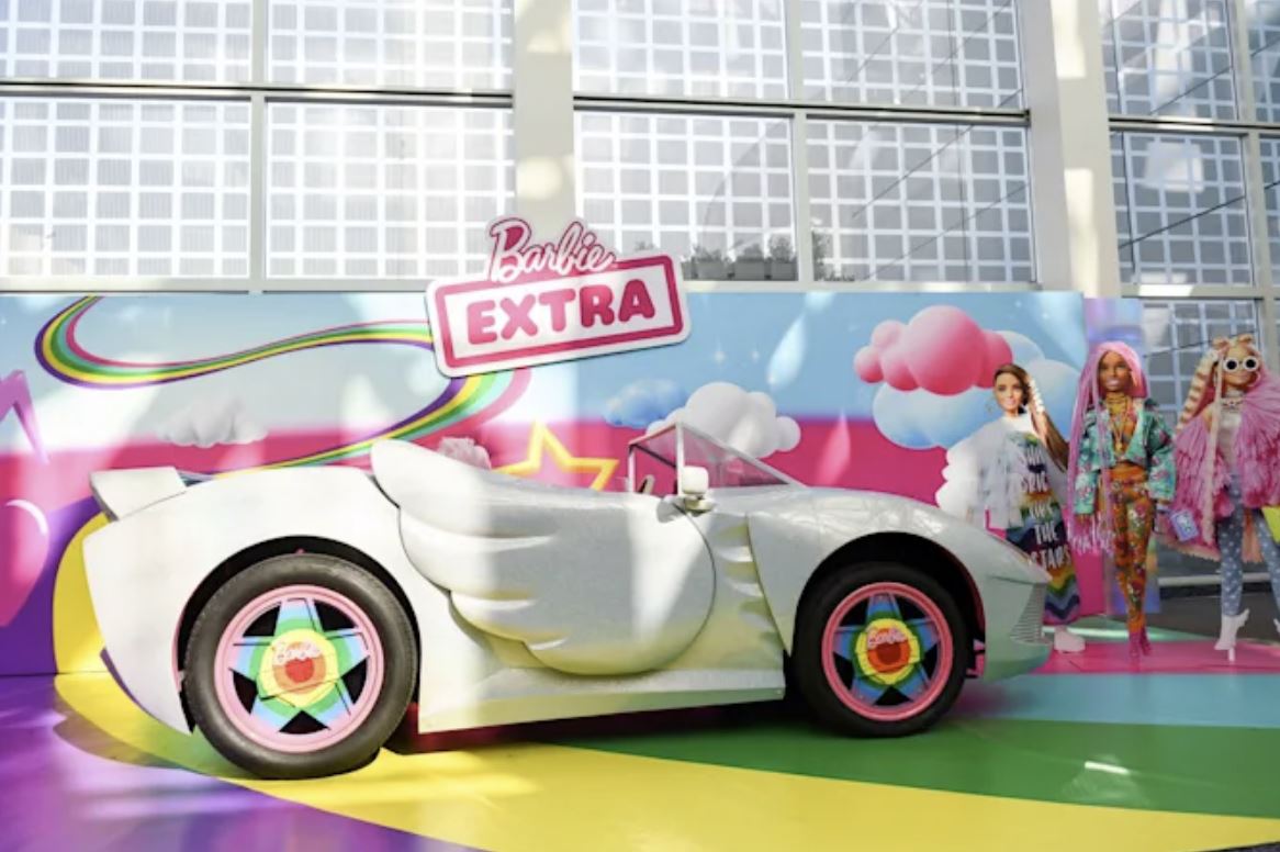 L’auto elettrica della Barbie diventa una vettura a grandezza naturale, l’iniziativa di Mattel al LA Auto Show