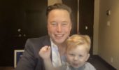 Il figlio di Elon Musk, X Æ A-12, ha fatto una comparsata durante una videocall del padre