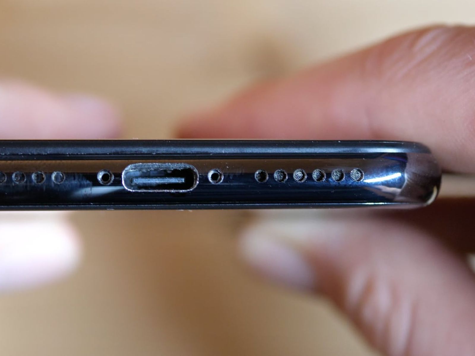 iPhone 15 e 15 Plus, brutte notizie: Apple limiterà la velocità della porta USB-C