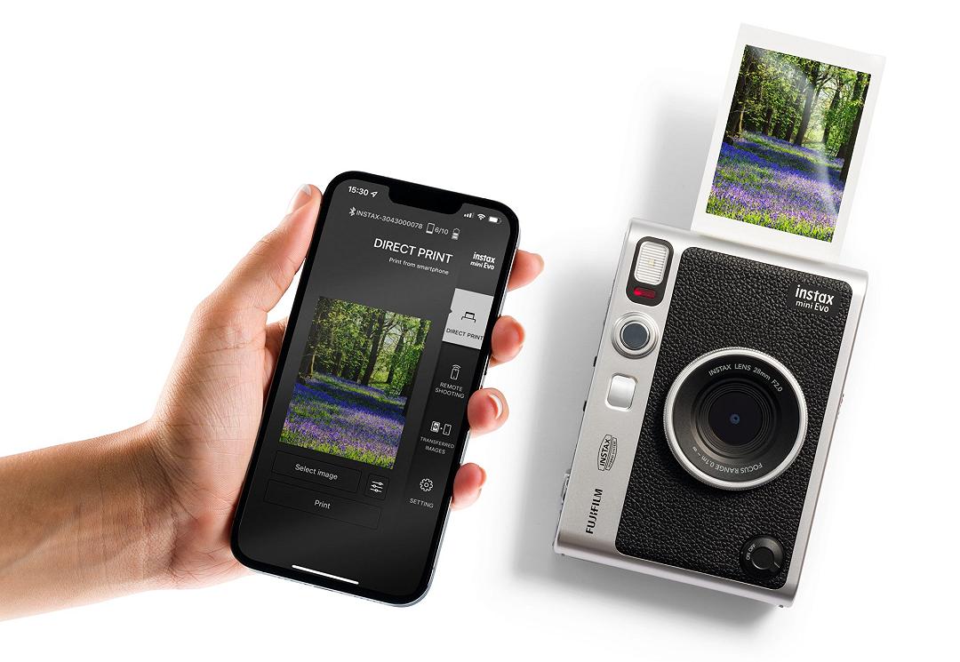 instax mini Evo Hybrid, la nuova camera istantanea di Fujifilm che scatta e stampa