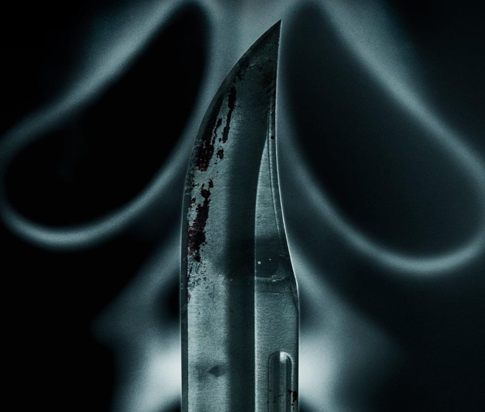 Scream 5: nel nuovo poster il volto di Cindy è riflesso sulla lama di Ghostface
